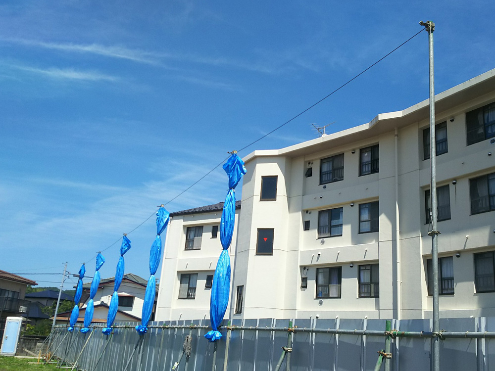 養生用 杭工事ブルーシート張り